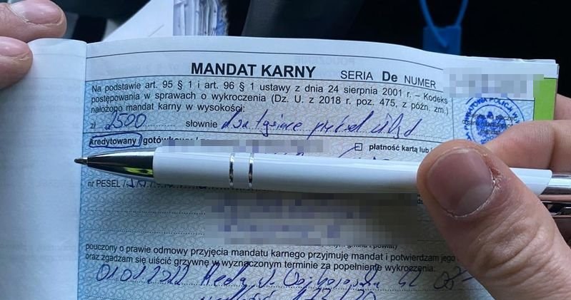 2,5 tysiąca zł wynosi najwyższy mandat za przekroczenie prędkości. Wiele osób w Polsce tyle nie zarabia przez miesiąc /Policja