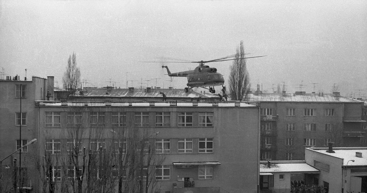 2 grudnia 1981 r. pacyfikacja strajku studentów Wyższej Oficerskiej Szkoły Pożarnictwa w Warszawie /Gabriel Podolski /Agencja FORUM