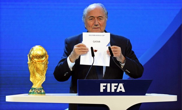 2 grudnia 2010, prezydent FIFA Joseph Blatter ogłasza, że MŚ 2022 gościł będzie Katar /WALTER BIERI  /PAP/EPA