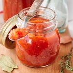 2 kg pomidorów i nietypowy dodatek z jesiennego sadu. Wychodzi taki sos, że wyjadam prosto ze słoika