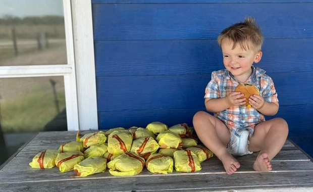 2-latek bawił się telefonem mamy. Zamówił 31 hamburgerów