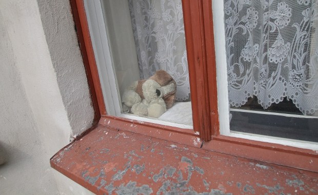 2-latek wypadł z trzeciego piętra, ale... nic mu się nie stało