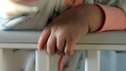 2-latka była naga i brudna, gdy ją znaleziono. Matka spała pijana