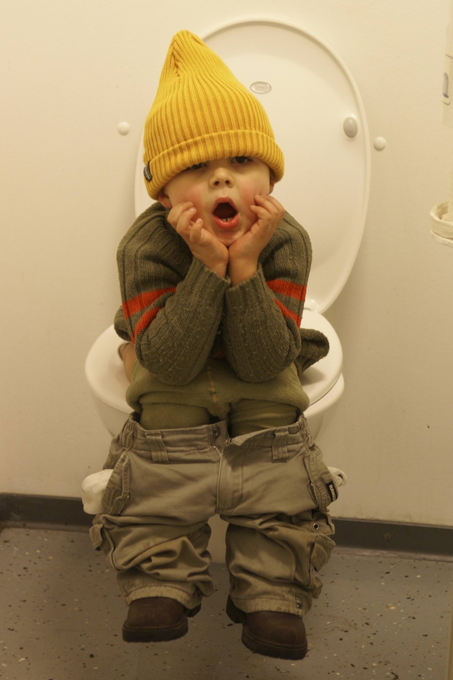 2-latek wetknął głowę w nakładkę na sedes. Na pomoc ruszyli strażacy