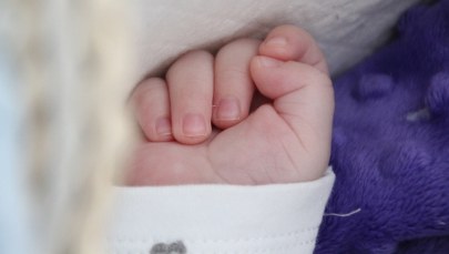 2-miesięczny chłopiec z obrażeniami głowy. Zatrzymano matkę