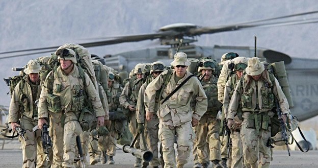 2 stycznia 2004 r.: Śmigłowiec z żołnierzami US Army wracającymi z akcji wylądował w Kandaharze /AFP