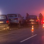 20 aut zderzyło się we mgle na autostradzie pod Wrocławiem
