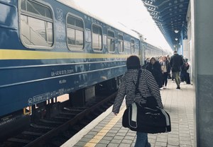 20-godzinna podróż z Warszawy do Kijowa. Kto wraca na wojnę?