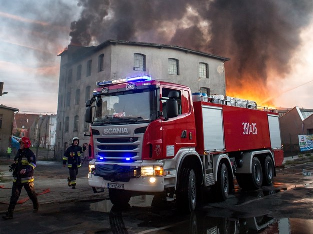 20 jednostek straży gasiło pożar hali magazynowej w Bielawie /PAP /PAP