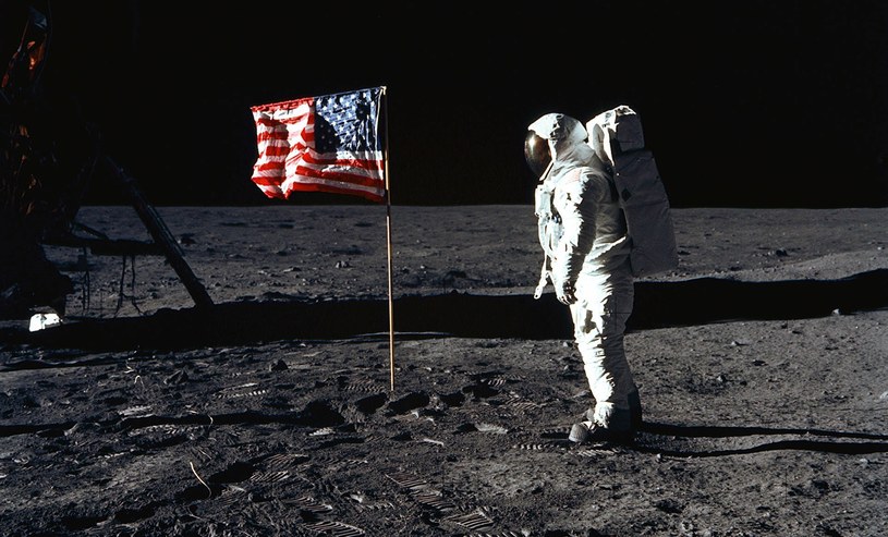 20 lipca 1969. Edwin "Buzz" Aldrin tuż po zatknięciu flagi USA na Księżycu. /AFP