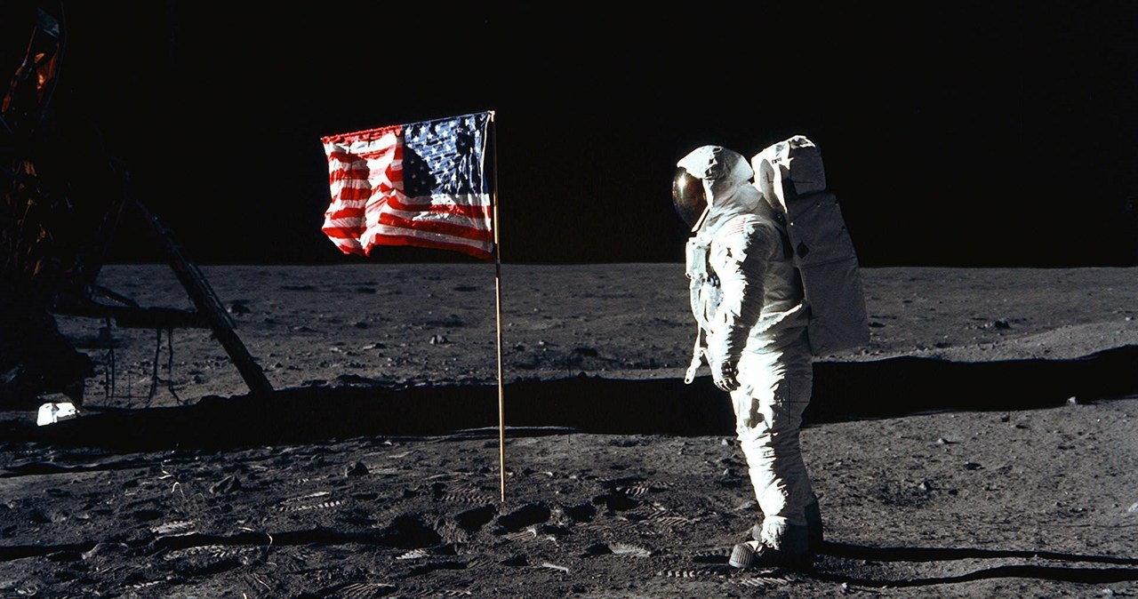 20 lipca 1969. Edwin "Buzz" Aldrin tuż po zatknięciu flagi USA na Księżycu. /AFP