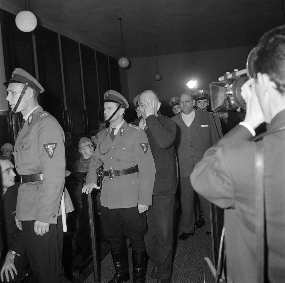 20 listopada 1964 r. przed Sądem Wojewódzkim dla m.st. Warszawy rozpoczął się proces oskarżonych w tzw. aferze mięsnej. Sprawa dotyczyła nieprawidłowości w handlu mięsem. Aresztowano ok. 400 osób. Zostały oskarżone o kradzież mięsa, fałszowanie faktur, podmienianie towaru. Głównym oskarżonym był dyrektor Warszawskiego Handlu Mięsem Stanisław Wawrzecki.