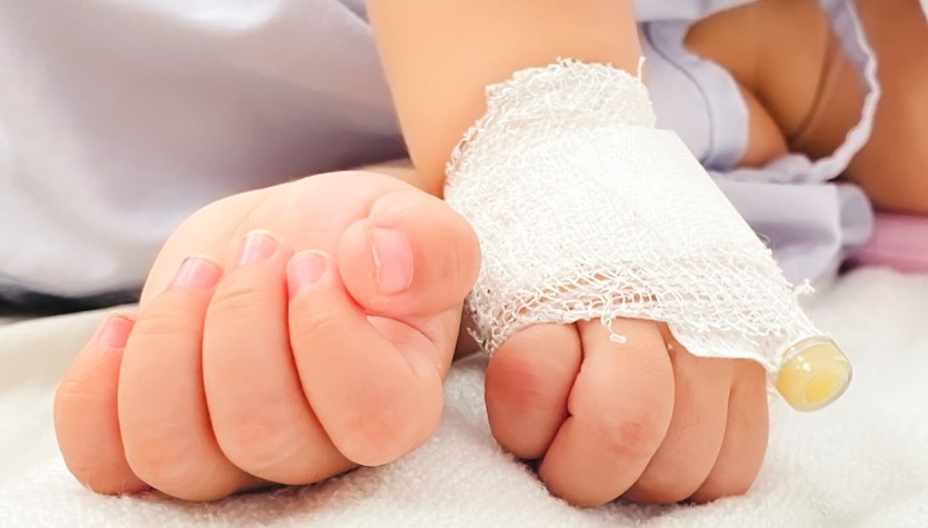 20-miesięczne dziecko z urazem czaszki i kończyn w szpitalu