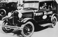 20-milionowy ford opuszcza fabrykę w Detroit 24 IV 1931 r., prowadzi go Henry Ford /Encyklopedia Internautica