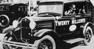 20-milionowy ford opuszcza fabrykę w Detroit 24 IV 1931 r., prowadzi go Henry Ford /Encyklopedia Internautica