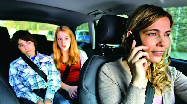 20% respondentów w wieku 4-16 lat skarży się, że ich rodzice rozmawiają podczas jazdy przez telefon komórkowy trzymany w ręce. /Motor