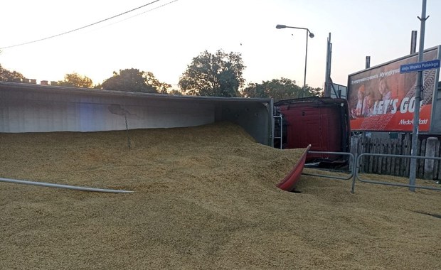 20 ton zboża na drodze pod Ostrołęką [ZDJĘCIA]