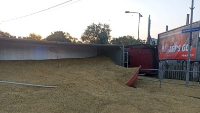 20 ton zboża na drodze pod Ostrołęką [ZDJĘCIA]