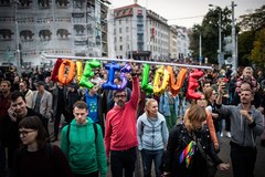20 tys. osób protestowało przeciwko nienawiści wobec osób LGBTI. Wśród nich Czaputova