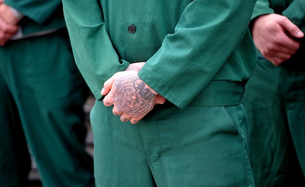 20 tysięcy więźniów może wyjść do domu. Dostaną dozór elektroniczny