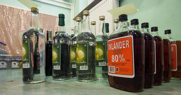 200 butelek nielegalnego alkoholu, w butelkach identycznych jak w Czechach, znaleziono w Kielcach /PAP