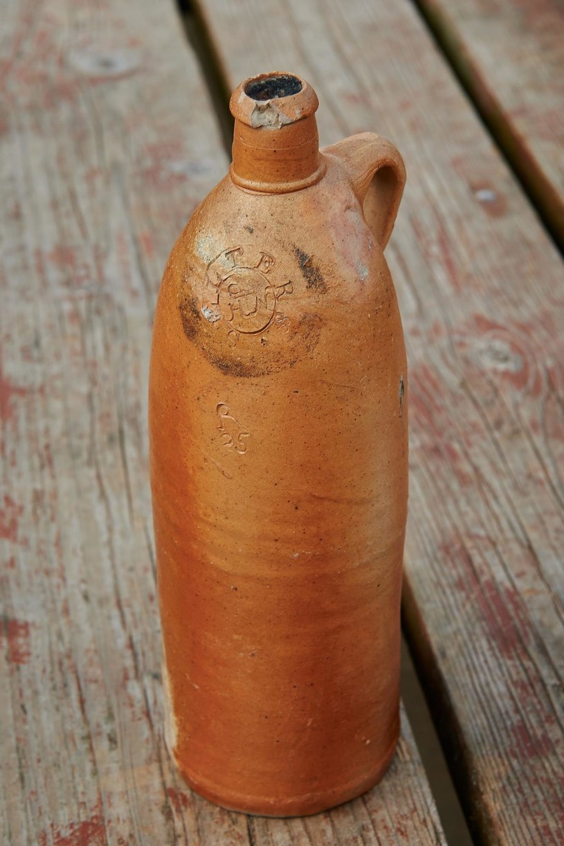 200-letnia butelka w pełnej okazałości. Jedna z dwóch milionów, jakie wyprodukowano przed laty /PAP