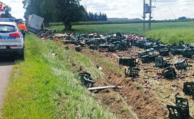 200 transporterów piwa w rowie. Nietypowe zdarzenie na DK17