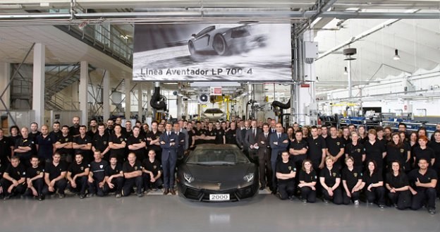 2000. Aventador wyjechał z fabryki w ciągu "zaledwie" dwóch lat. Dla porównania, poprzednik - Murcielago - potrzebował na to ich aż pięciu. Na zdjęciu: jubileuszowy egzemplarz modelu w kolorze Nero Nemesis wraz z pracownikami manufaktury w Sant' Agata Bolognese. /Lamborghini