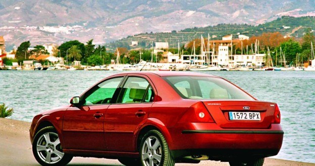 2000: Mondeo II zupełnie zrywało z obłymi kształtami poprzednika. Modernizacja w 2005 r. /Ford