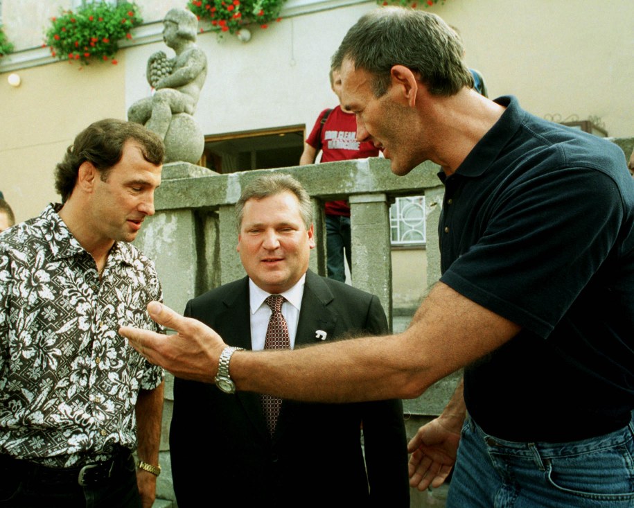 2001 r. Prezydent Aleksander Kwaśniewski spotkał się ze znakomotymi zapaśnikami:  Adamem Sandurskim (z prawej) i Aleksandrem Cichoniem. /PAP