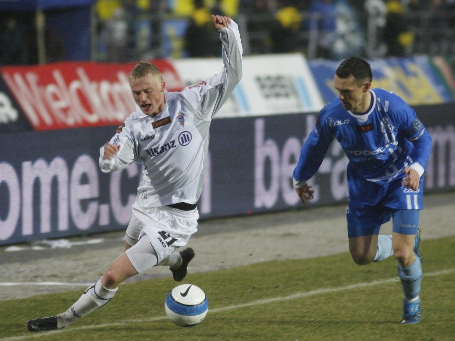 2008-03-02. Derbowy mecz Orange Ekstraklasy: Ruch Chorzów - Górnik Zabrze na Stadionie Śląskim. Nz. Wojciech Grzyb (P) z Ruchu Chorzów i Mariusz Magiera (L)z Górnika Zabrze /Andrzej  Grygiel /PAP