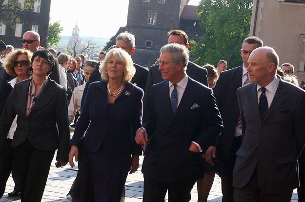 2008 rok: ówczesny brytyjski następca tronu książę Walii Karol (C) i księżna Kornwalii Kamila (L) zwiedzają Wawel. /Grzegorz Momot /PAP