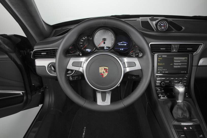 2013 r.: technologie nieznane w 1963 r., obrotomierz w tym samym miejscu, co pół wieku wcześniej: pośrodku wskaźników. /Porsche