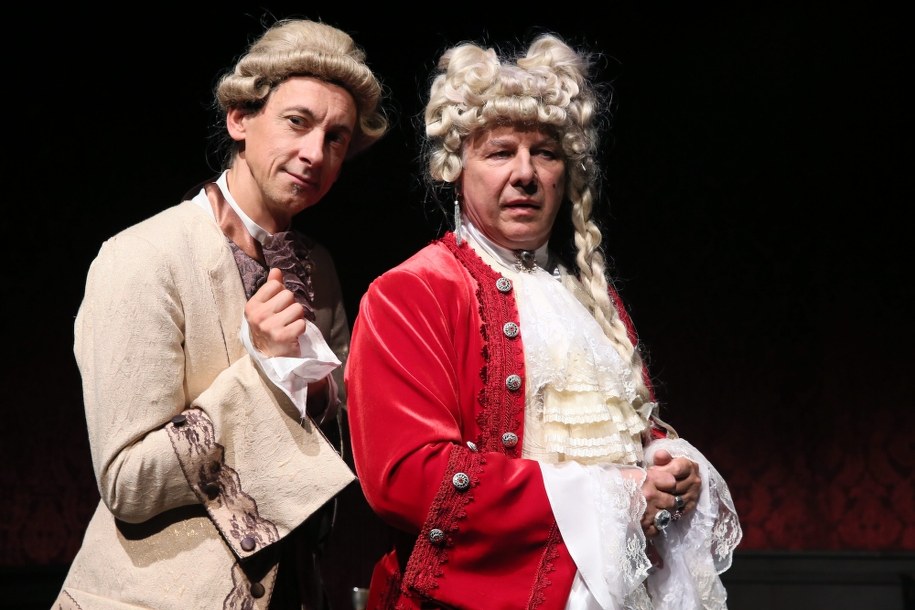 2015 r. - Emilian Kamiński (P) jako Jerzy Fryderyk Haendel i Maciej Miecznikowski (L) jako kamerdyner Schmidt, podczas próby medialnej spektaklu "Kolacja na cztery ręce" w reżyserii Krzysztofa Jasińskiego, w warszawskim Teatrze Kamienica. /Tomasz Gzell /PAP