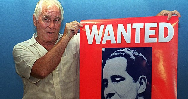 21.01.1994 r.: Przebywający w Brazylii Ronnie Biggs prezentuje plakat promujący jego książkę /AFP