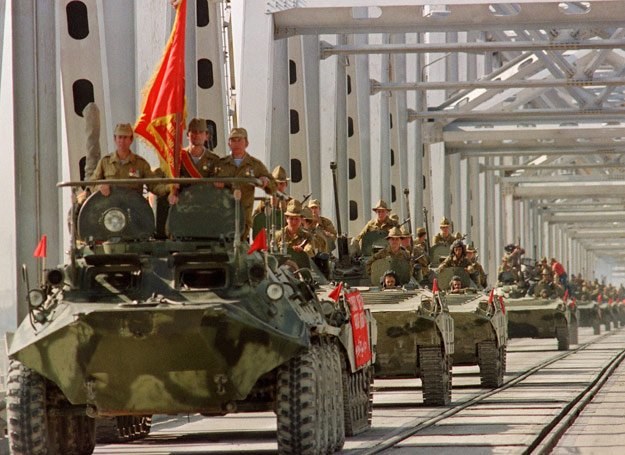 21.05.1988 r.: kolumna radzieckich pojazdów na afgańsko-uzbeckim Moście Przyjaźni w Termezie /AFP