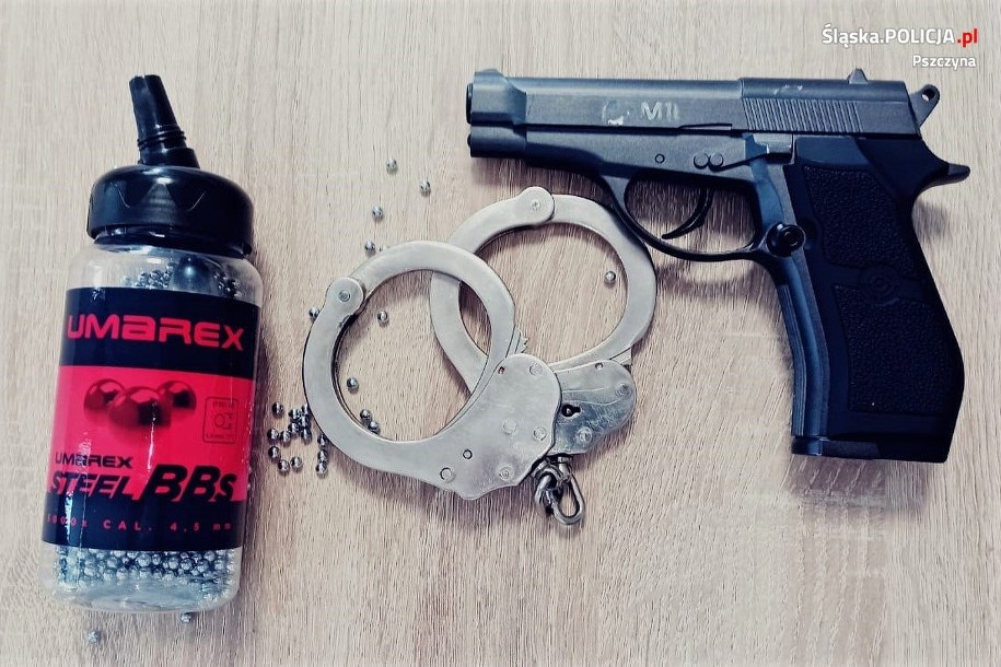 21-latek oddał kilkanaście strzałów z pistoletu na metalowe kulki /Śląska policja /Policja
