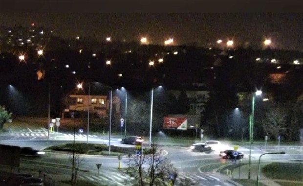 21-latek wjechał z impetem na rondo. Uderzył w inne auto 