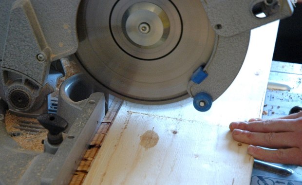 21-latka odcięła sobie rękę piłą tarczową, by dostać odszkodowanie