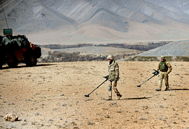 21 stycznia 2010 r.: Holenderscy żołnierze szukają IED /AFP