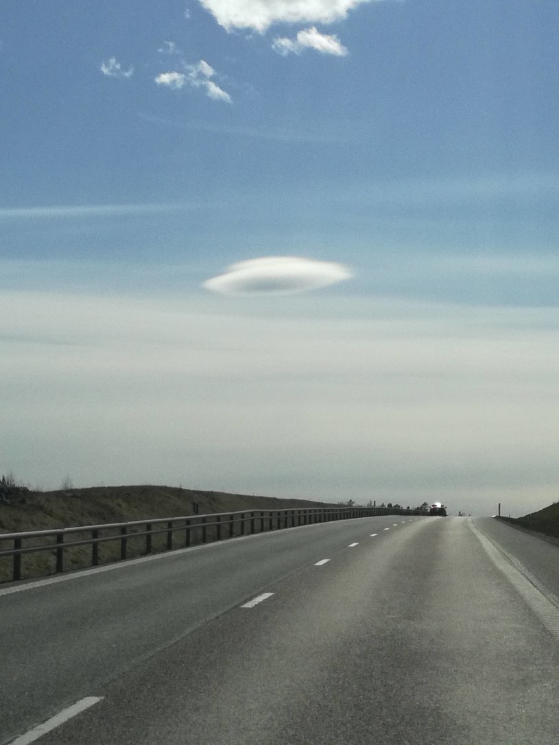 21 stycznia nad autostradą w Szwecji pojawiła się bardzo efektowna chmura soczewkowata przypominająca UFO / zdjęcie: FN /domena publiczna