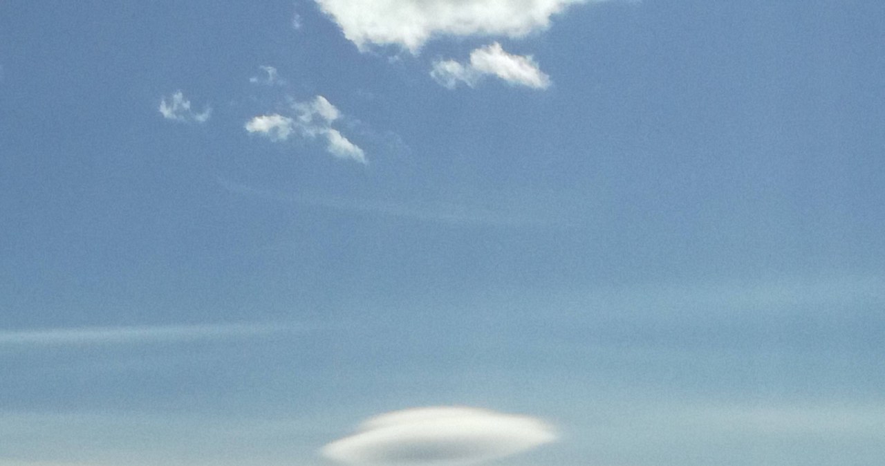 21 stycznia nad autostradą w Szwecji pojawiła się bardzo efektowna chmura soczewkowata przypominająca UFO / zdjęcie: FN /domena publiczna
