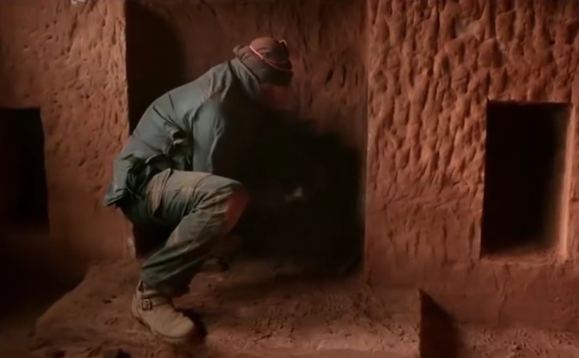 21-wieczny "jaskiniowiec" Angelo podczas pracy w swoim wymarzonym domu /materiały prasowe