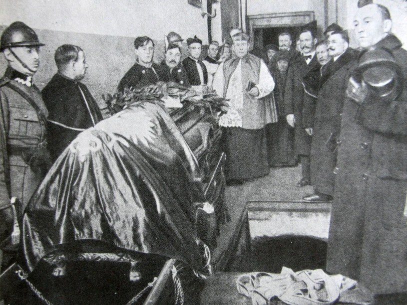 22 grudnia 1922 – złożenie zwłok prezydenta Gabriela Narutowicza do grobu w katedrze św. Jana /Narodowe Archiwum Cyfrowe /domena publiczna