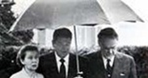 22 grudnia 1981 r. Prezydent Ronald Regan trzyma parasol nad Romualdem Spasowskim i jego żoną Wandą (źródło: inter-videofact.com) /Archiwum autora