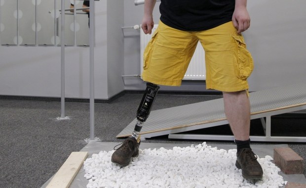 22-latek testował "kosmiczną stopę", czyli superprotezę z włókna szklanego. "Trudno wybrzydzać"