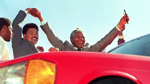 22 lipca 1990 roku - Nelson Mandela odbiera czerwonego Mercedesa S 500 (W126), zmontowanego przez pracowników fabryki niemieckiej marki w East London w RPA /Mercedes
