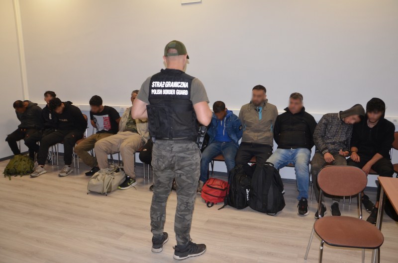 22 osoby były przewożone "na pace" busa /Śląska Straż Graniczna /