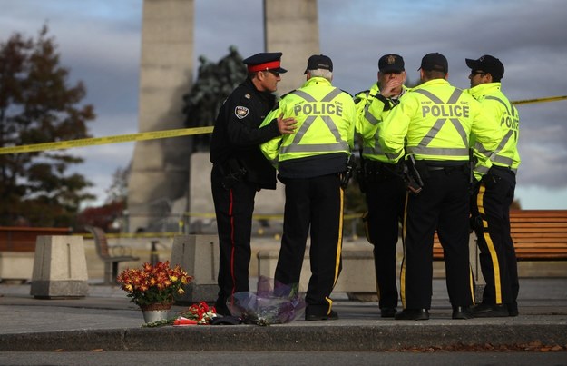 22 października w Ottawie napastnik zastrzelił żołnierza pełniącego wartę i wdarł się do budynku parlamentu / 	COLE BURSTON    /PAP/EPA