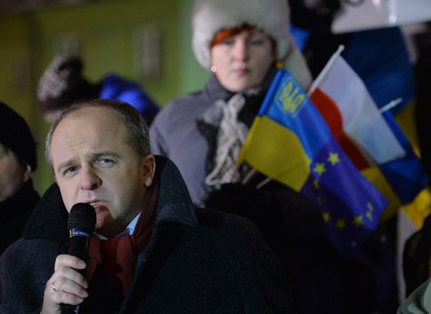 22 stycznia 2014. Eurodeputowany Paweł Kowal podczas demonstracji solidarności z Ukraińcami w Warszawie /Radek Pietruszka /PAP